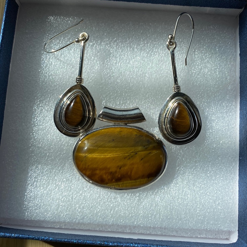 This is a set- Earrings and Pendant
